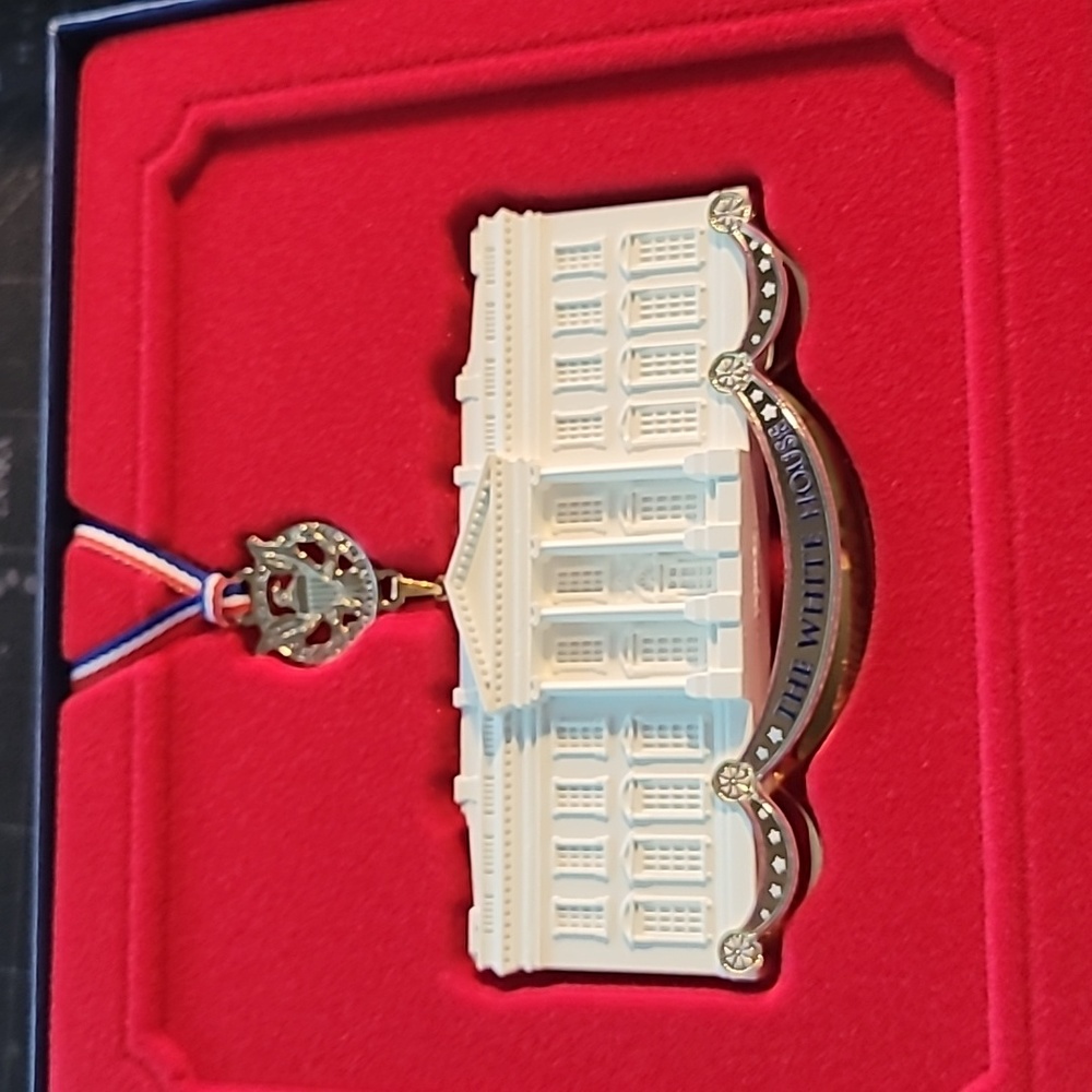 COMMEMORATIVE ORNAMENT: The White House